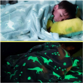 Sötétben fluoreszkáló takaró, világoskék, dínós, 127 x 152 cm