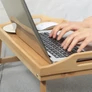 Kép 4/9 - Összecsukható bambusz reggelizőasztal ágyba laptop funkcióval, 50 x 30 cm 