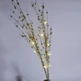 Kép 2/5 - 10 LED-es elemes világító arany színű sakura fűzfa ágak, 75 cm