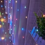 Kép 6/9 - 200 micro LED-es USB-s beltéri fényfüggöny, 8 világítási móddal, távirányítóval, 2 x 2 m, Színes RGB, IP65, HT