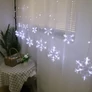 Kép 2/6 - 112 LED-es elemes Hópihe jégcsap kültéri-beltéri fényfüggöny, hideg fehér, 200 cm széles, 8 világítási móddal