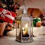 Kép 2/8 - Adventi LED-es elemes időzíthető 6/18 órás, dekor fehér mécses, 3 db gyertyával és fenyőággal, 32 x 18,5 cm