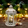 Kép 3/8 - Adventi LED-es elemes időzíthető 6/18 órás, dekor fehér mécses, 3 db gyertyával és fenyőággal, 32 x 18,5 cm