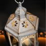 Kép 5/8 - Adventi LED-es elemes időzíthető 6/18 órás, dekor fehér mécses, 3 db gyertyával és fenyőággal, 32 x 18,5 cm