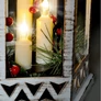 Kép 6/8 - Adventi LED-es elemes időzíthető 6/18 órás, dekor fehér mécses, 3 db gyertyával és fenyőággal, 32 x 18,5 cm