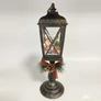 Kép 1/4 - Adventi 20 micro LED-es elemes dekor mécses oszlopon, időzítővel, Mikulással, tobozzal és fenyőággal, 47 x 14 cm