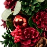 Kép 5/7 - Ünnepi tobozos-bogyós koszorú – Díszítsd otthonod természetes szépséggel! 34 x 8 cm 