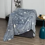 Kép 2/7 - Sötétben fluoreszkáló XXL takaró 200 x 150 cm, szürke-csillagos