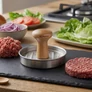 Kép 1/4 - Alpina hamburgerprés fanyéllel, 13x13 cm – az egyenletes húspogácsákért