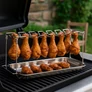 Kép 1/4 - BBQ csirkeszárny- és comb lógató állvány csepptálcával, rozsdamentes acél, 12 lábhoz